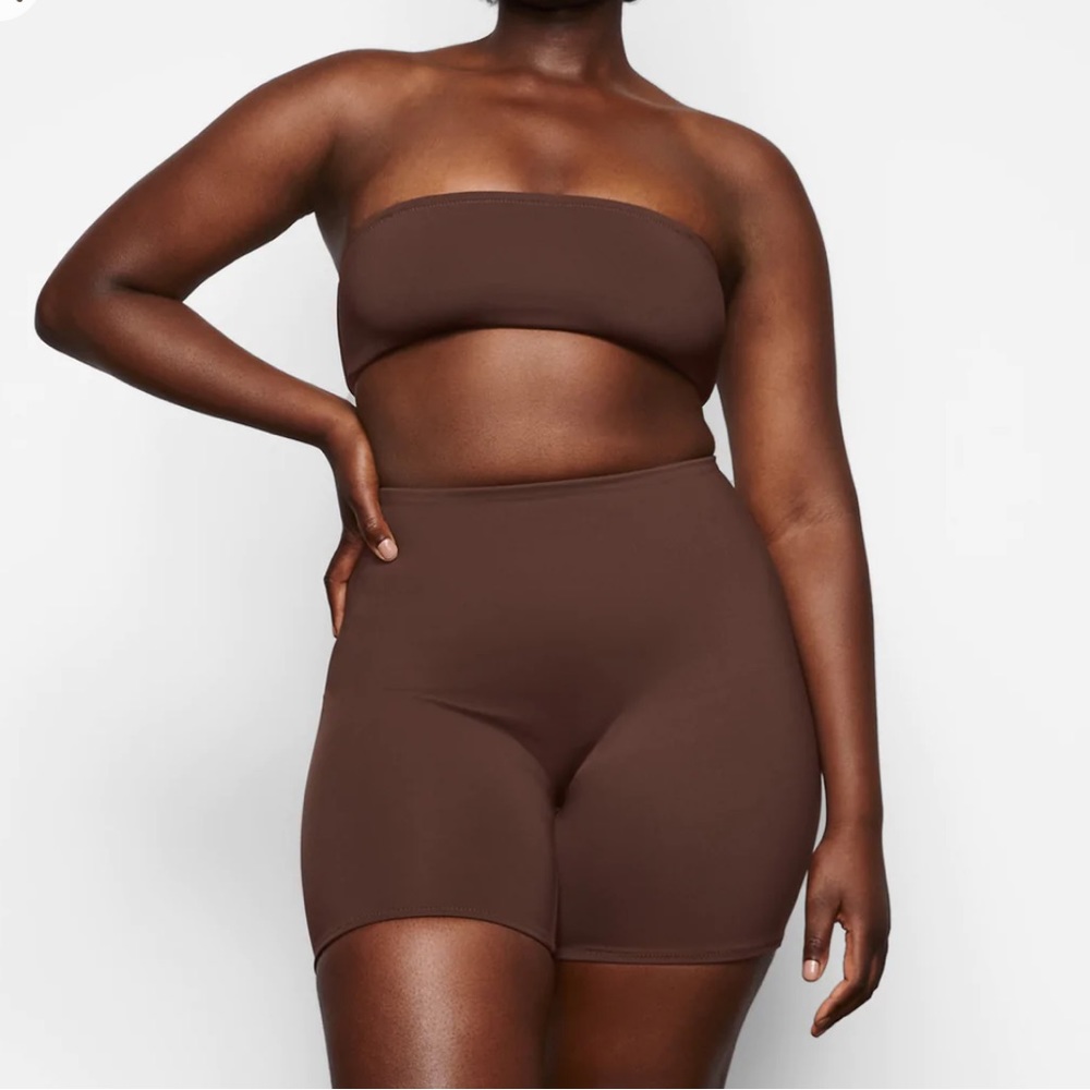 SKIMS SHAPING SWIM SHORT